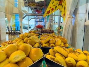 Café da manhã com buffet grátis todos os dias