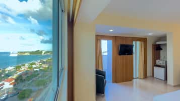 Quarto luxo, 1 cama King, sacada, vista para o mar (NS) | Frigobar, cofres nos quartos, escrivaninha, cortinas blackout