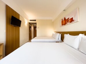 Kamar Standar, 2 Tempat Tidur Double | Minibar, brankas, meja kerja, dan tirai kedap cahaya