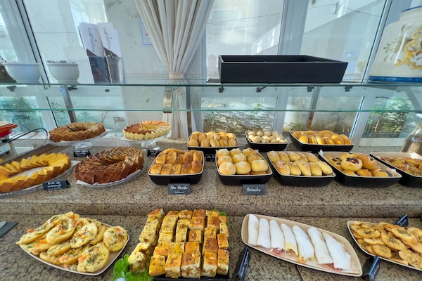 Café da manhã com buffet grátis todos os dias