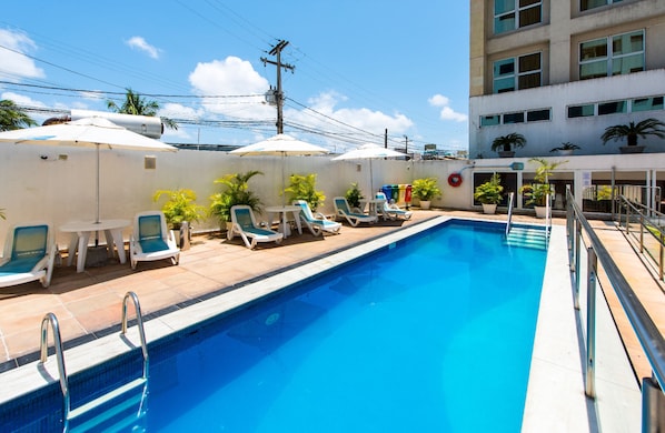 Piscina externa, espreguiçadeiras
