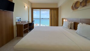 A hotel room with a large bed, a desk, a chair, and a TV. - Praiamar Ponta Negra Hotel (Natal)