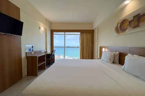Quarto superior, 1 cama King, vista para o mar | Frigobar, cofres nos quartos, escrivaninha, cortinas blackout