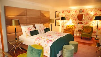 1 bedroom, hypo-allergenic bedding, desk, blackout curtains