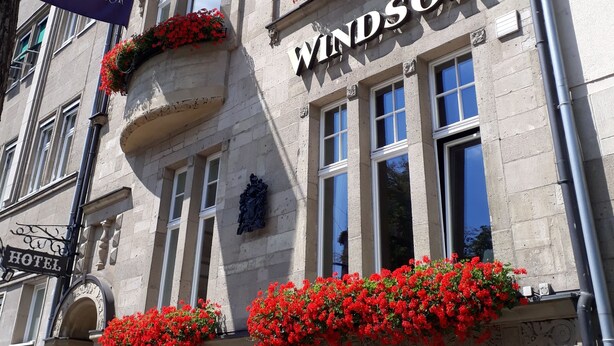 A building with the name 'Windsor' prominently displayed. - Hotel Windsor (Düsseldorf)