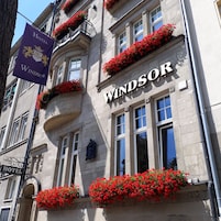 Un edificio con el nombre 'Windsor' bien visible.