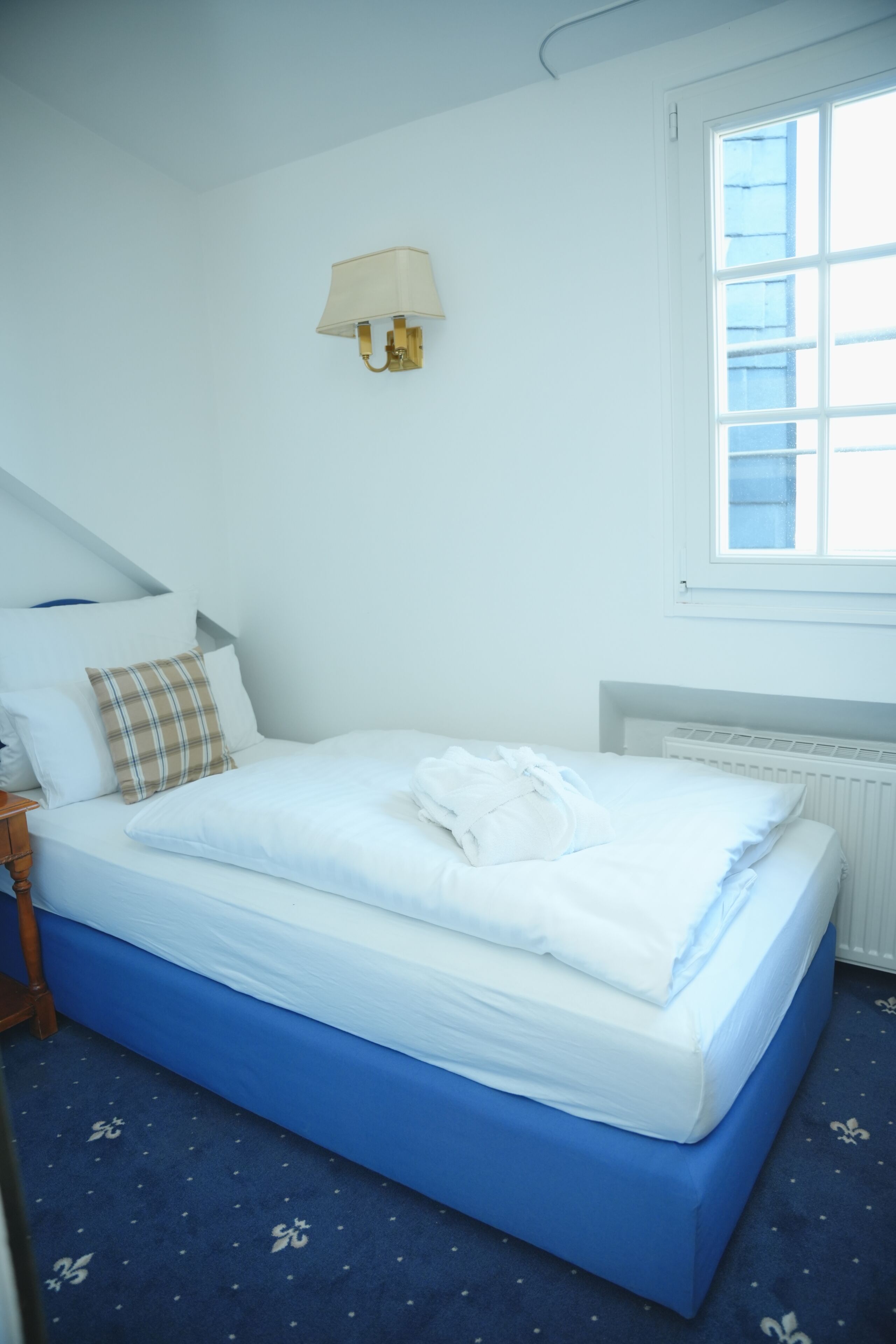 Single Room with Private External Bathroom in the hallway | 1 間睡房、防敏寢具、書桌、遮光窗簾/窗簾