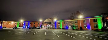 Townhouse Inn & Suites