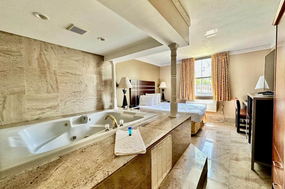 Townhouse Inn & Suites