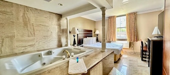 Townhouse Inn & Suites
