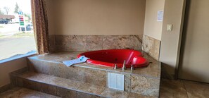 Basic-Zimmer, 1 King-Bett, Whirlpool