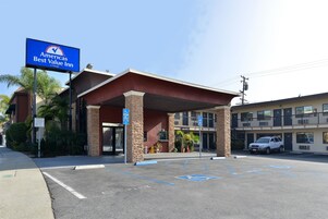 Un Best Value Inn con entrada despejada, estacionamiento para discapacitados y aparcamiento.