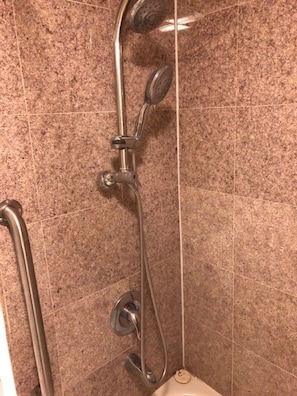 Camera Standard, 1 letto king, accessibile ai disabili, non fumatori | Bagno | Set di cortesia gratuito, asciugacapelli, asciugamani