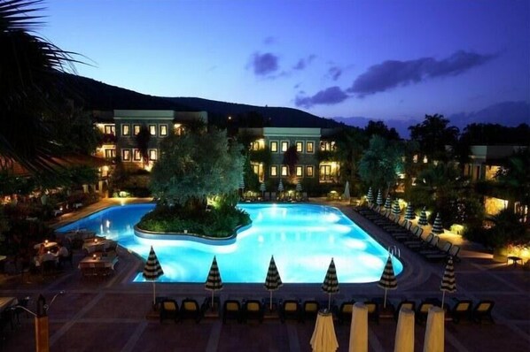 2 outdoor pools, pool umbrellas, sun loungers - Hotel Zeytinada (Bodrum)