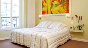 Chambre Deluxe double | Coffre-fort, bureau, accès au Wi-Fi (inclus), literie fournie