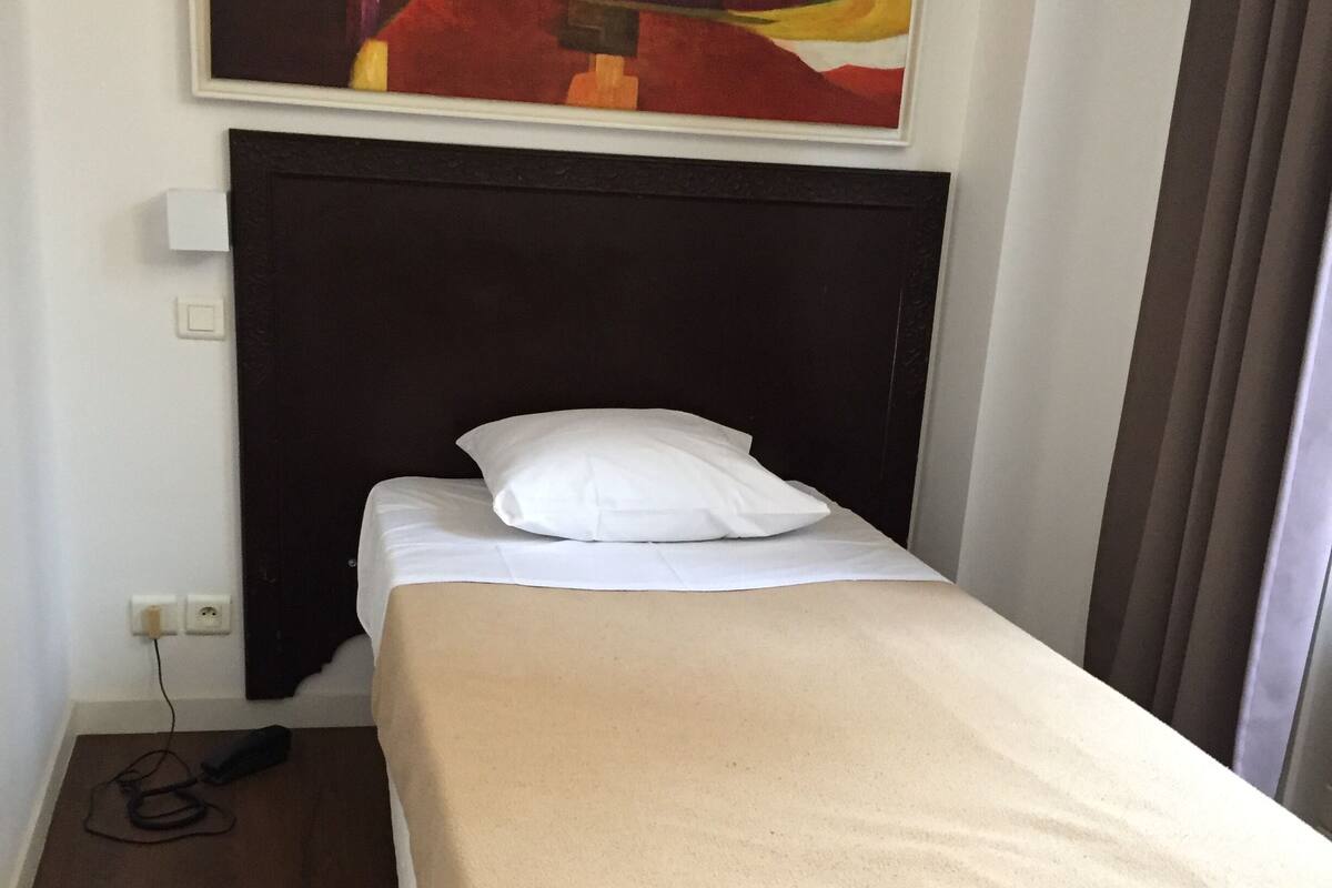 Singola Economy, 1 letto singolo, bagno condiviso | Una cassaforte in camera, una scrivania, Wi-Fi gratuito, lenzuola