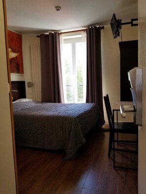 Comfort Double Room | In-room safe, desk, free WiFi, bed sheets - Hotel Tingis (Paris)