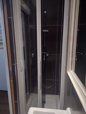 Classic Double Room | Bathroom | Shower, hydromassage showerhead, towels