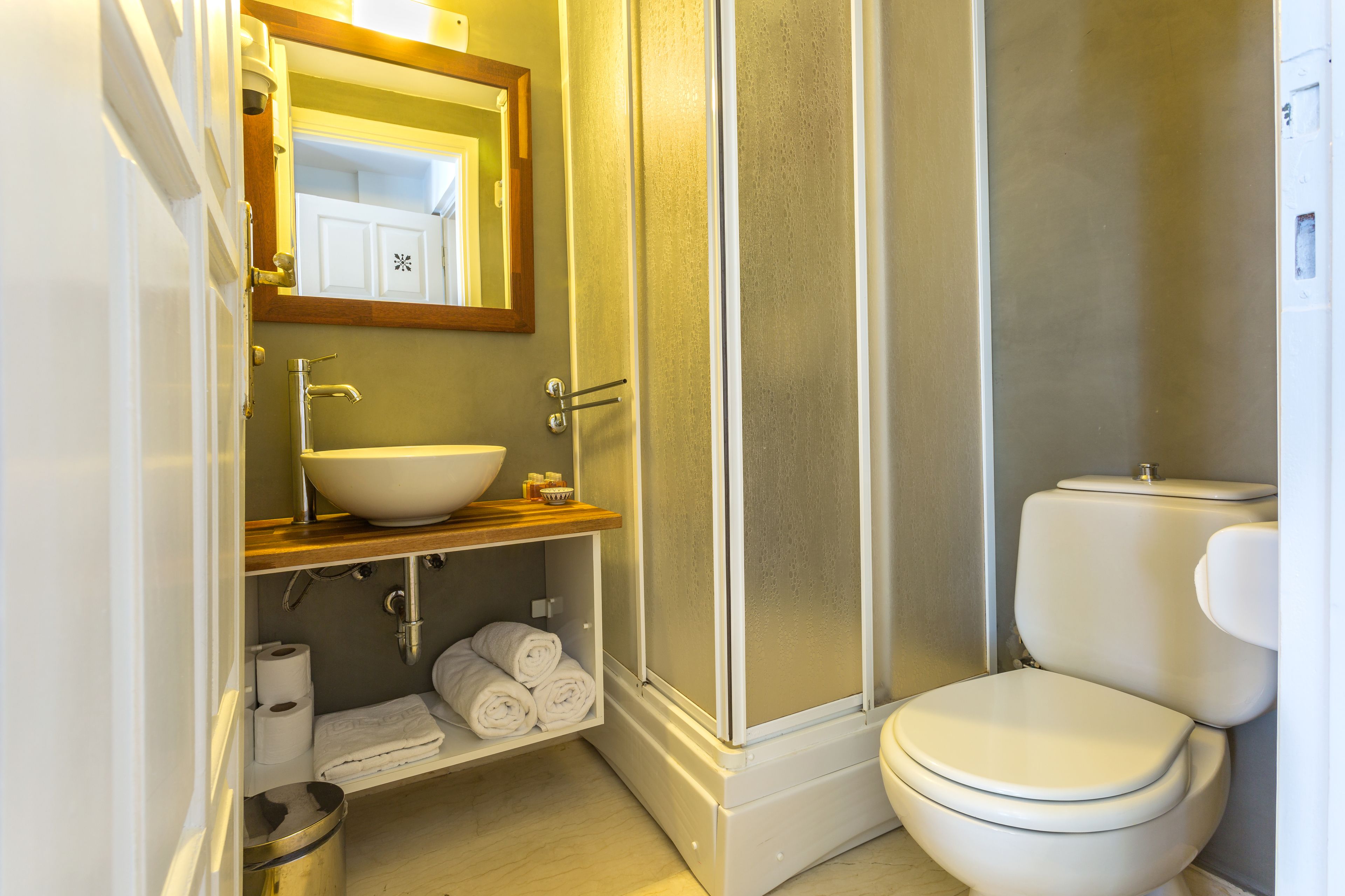 shower, rainfall showerhead, free toiletries, hair dryer