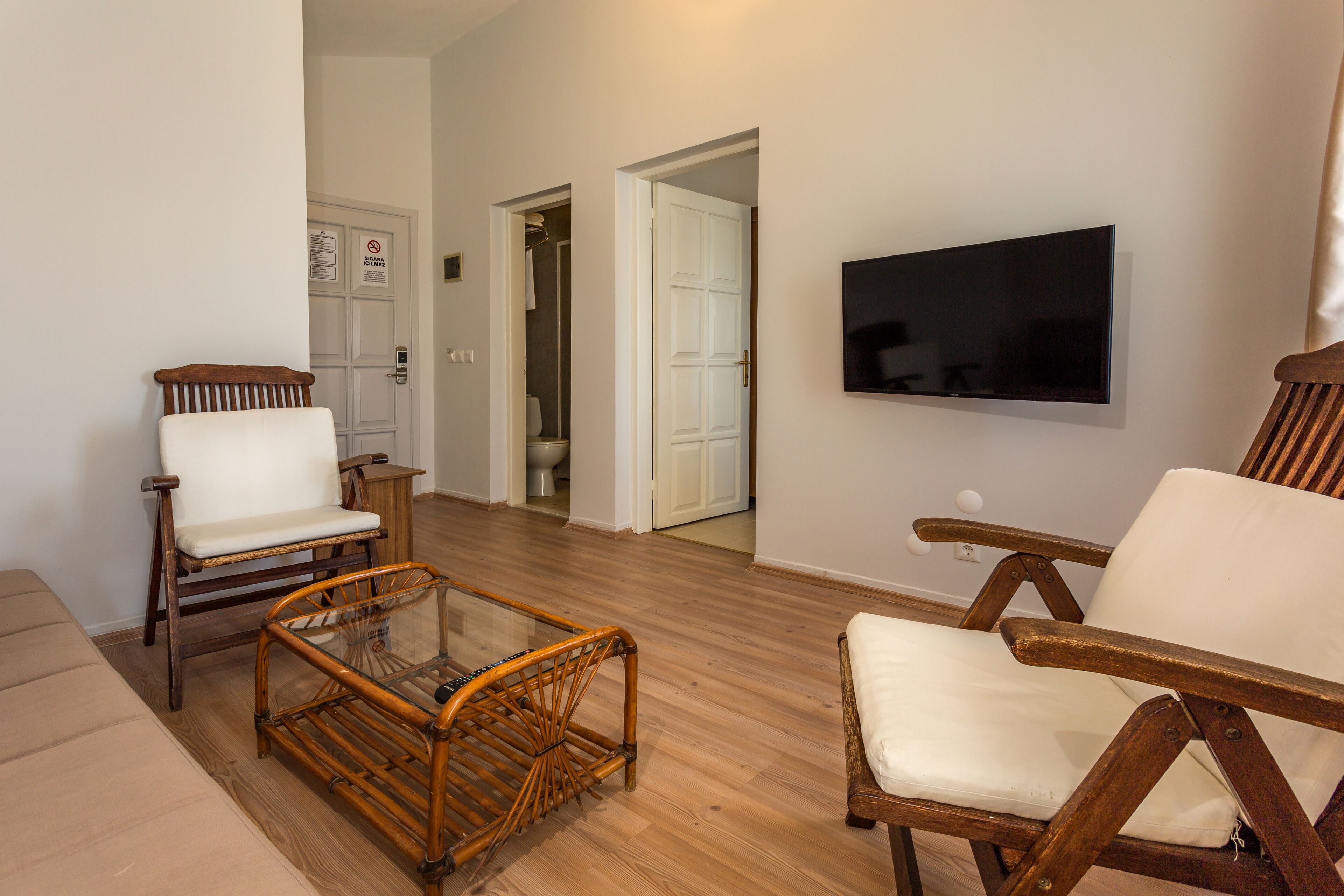 executive room, 1 queen bed, non smoking, sea view | living room | 32-inch led tv with satellite channels, tv