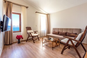 Executive Room, 1 Queen Bed, Non Smoking, Sea View | Living area
