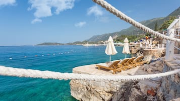 Özel plaj, şezlong, plaj şemsiyesi, plaj barı