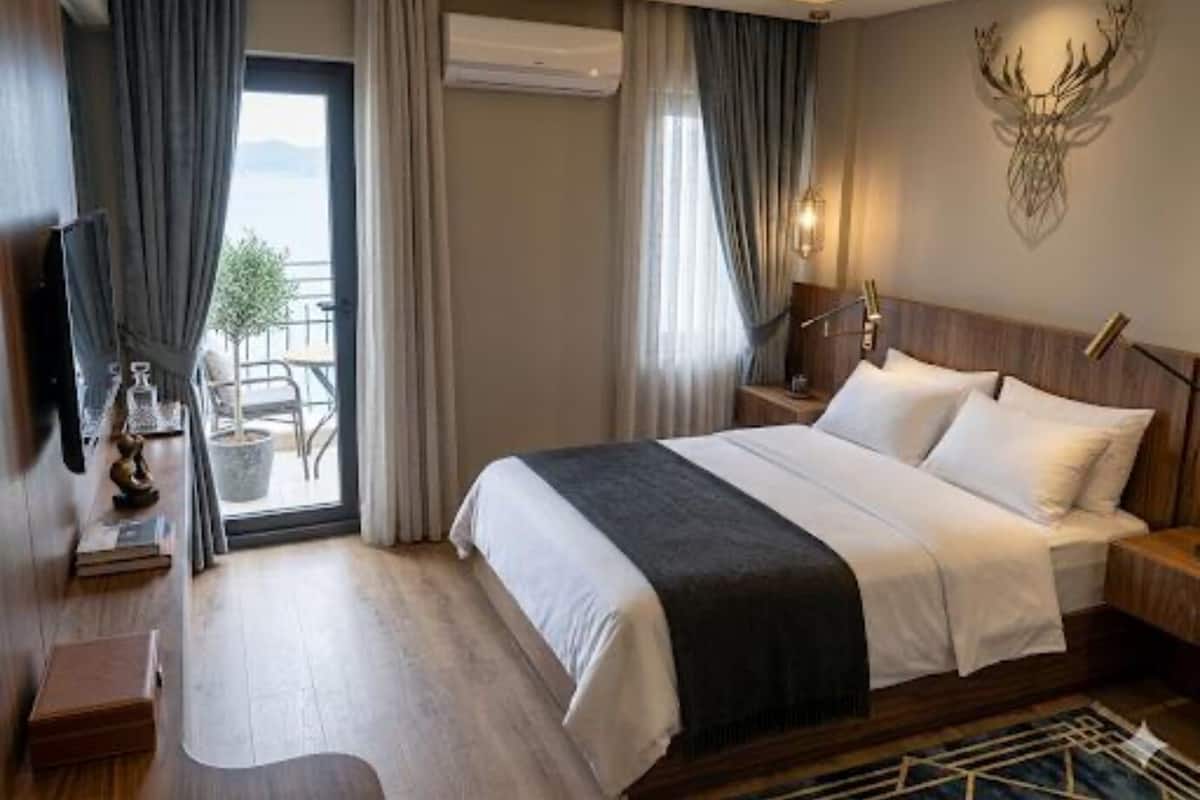 Habitación estándar con 1 cama doble o 2 individuales, vistas al mar | Sábanas de algodón egipcio, ropa de cama de alta calidad, minibar