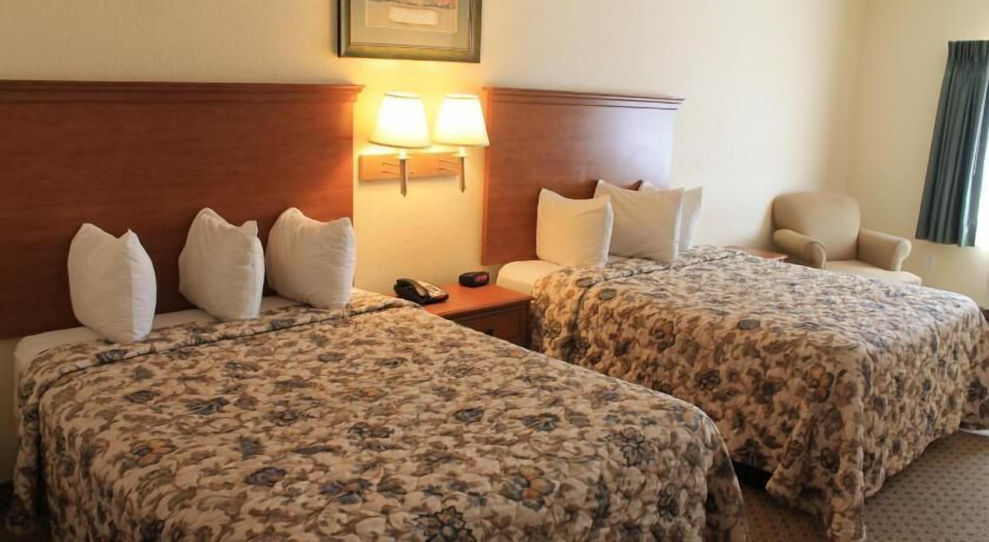 Camas con pillow-top, escritorio y cortinas blackout 