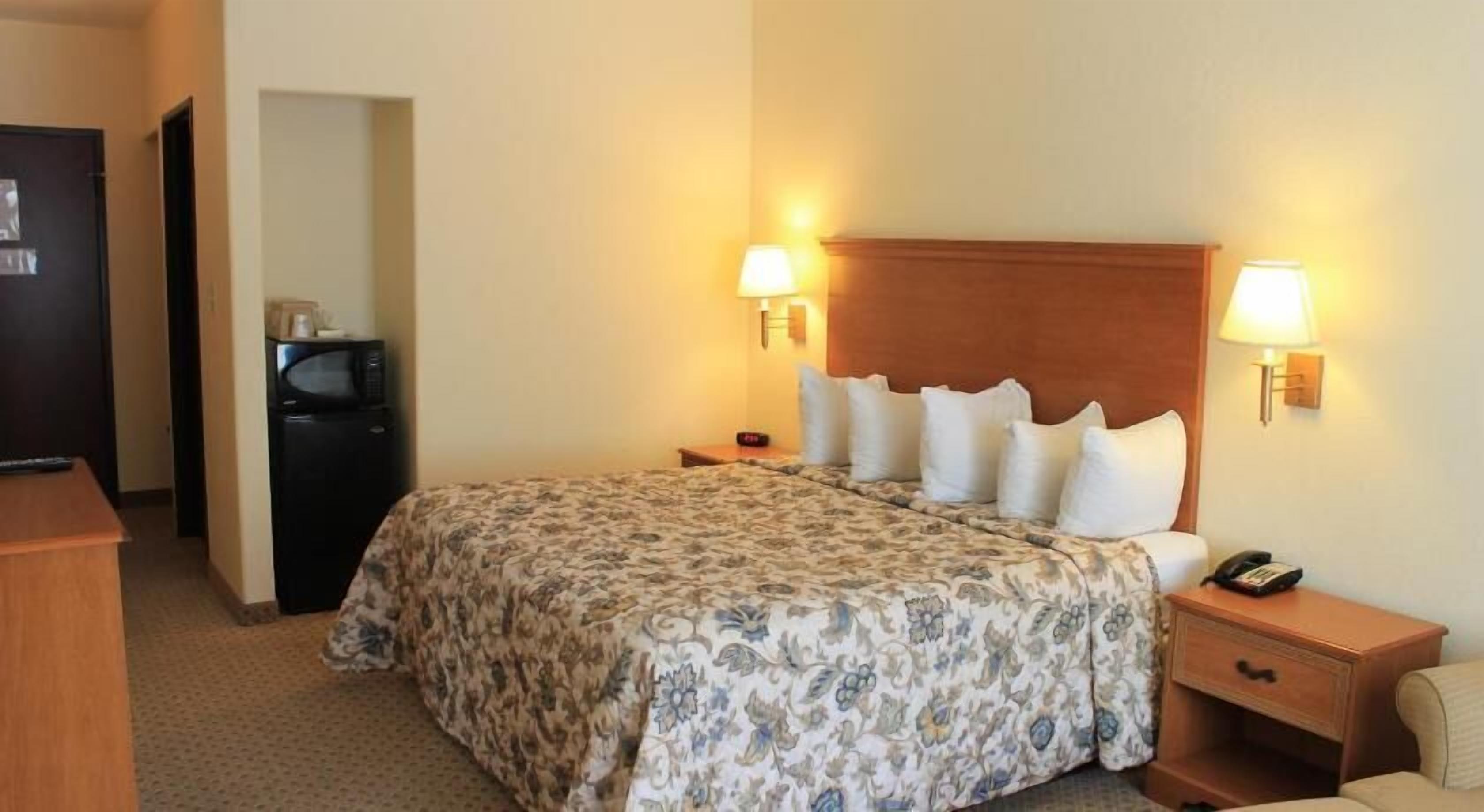 Camas con pillow-top, escritorio y cortinas blackout 