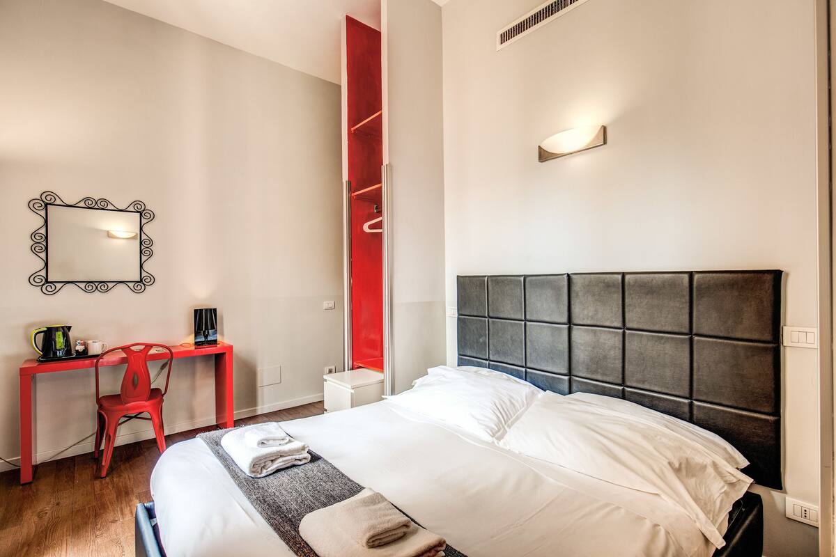 In-room safe, desk, WiFi (free)