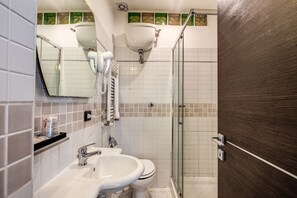 Shower, hair dryer, towels - WRH Termini (Rome)