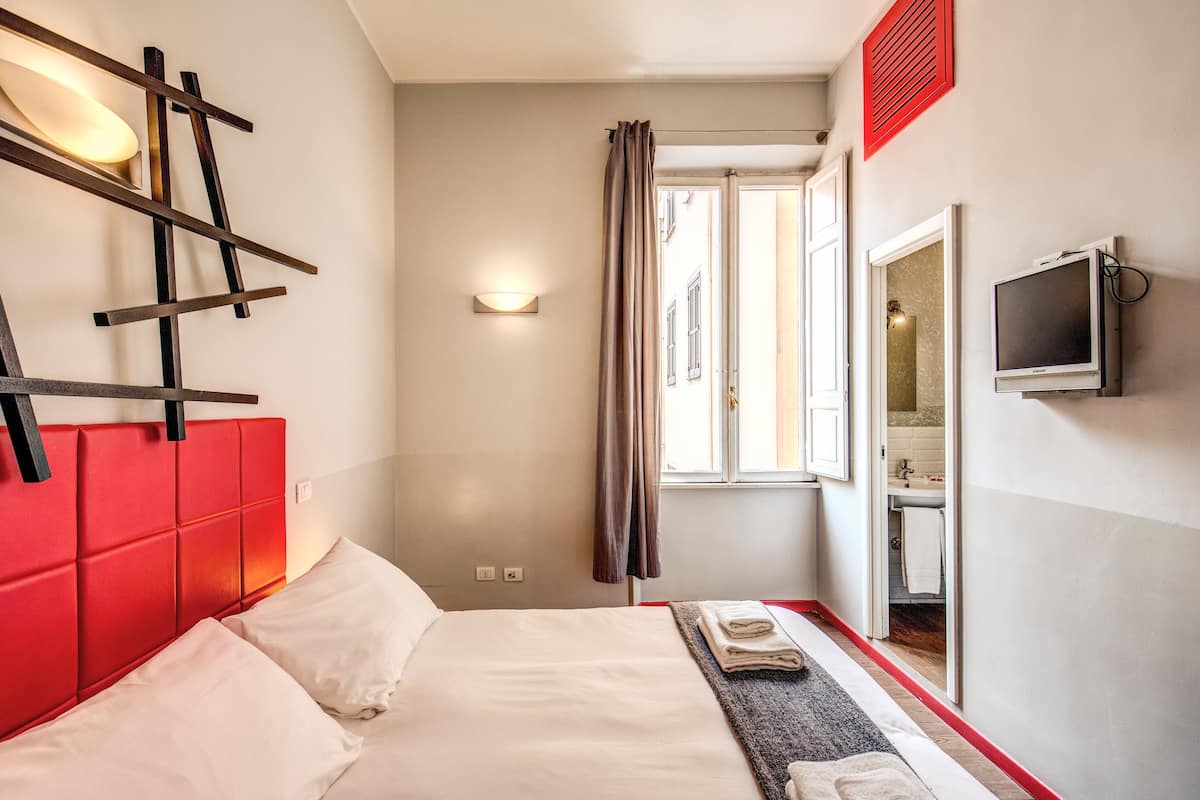 In-room safe, desk, WiFi (free)