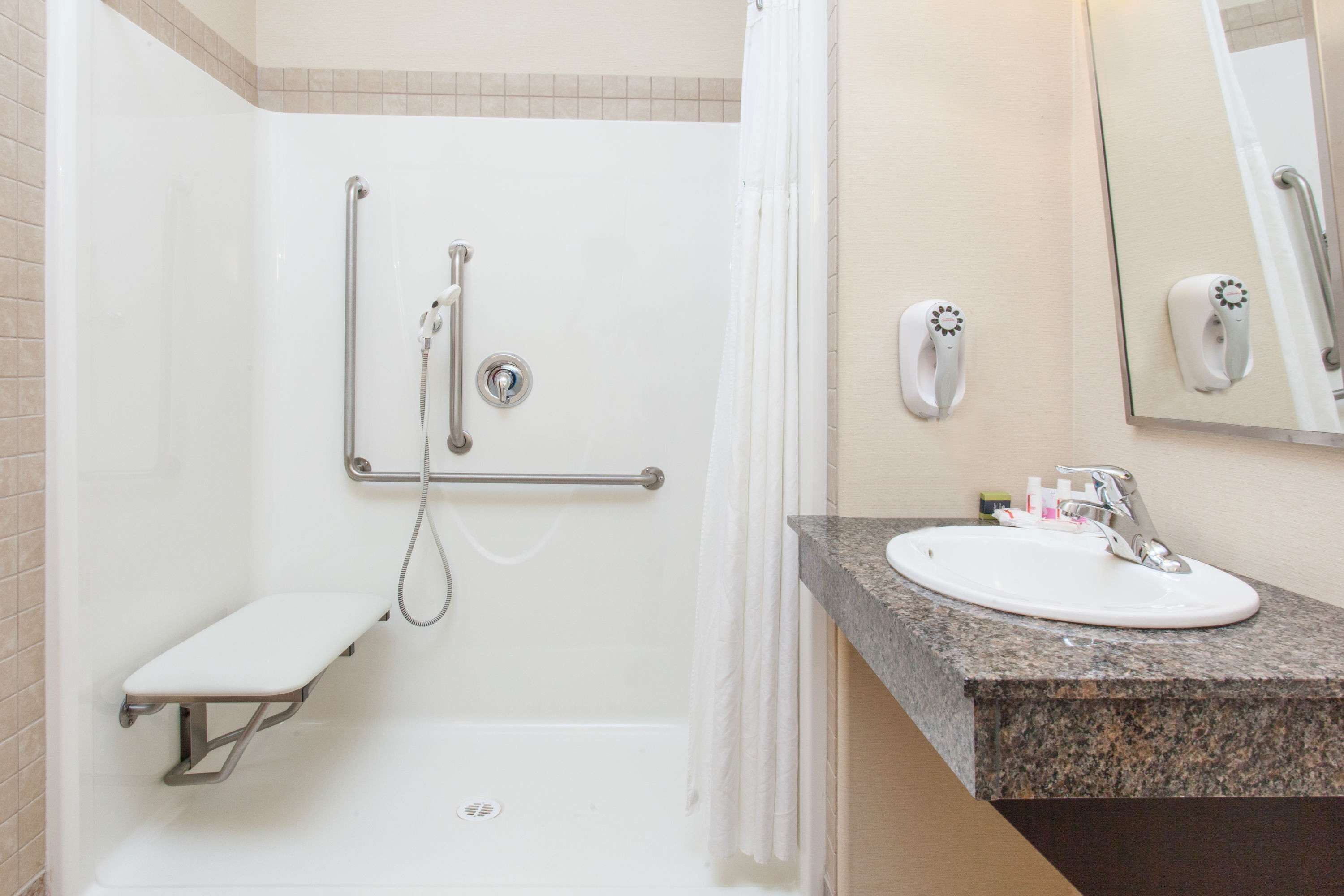room, accessible, non smoking | bathroom | combined shower/bathtub, free toiletries, hair dryer, towels