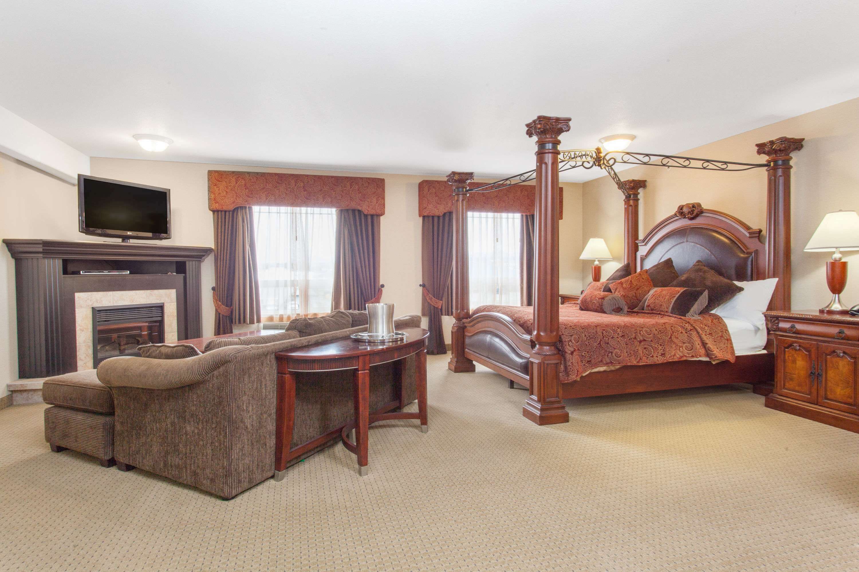 suite, 1 king bed, non smoking, jetted tub | premium bedding, desk, blackout curtains, iron/ironing board