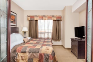 Roupas de cama premium, escrivaninha, cortinas blackout