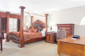 Suite, 1 King-Bett, Nichtraucher, Whirlpool | Hochwertige Bettwaren, Schreibtisch, Verdunkelungsvorhänge