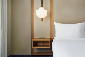 Quarto, 1 cama King | Roupas de cama premium, cofres nos quartos, escrivaninha