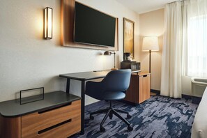 Room, 1 King Bed | Premium bedding, in-room safe, desk, iron/ironing board - Fairfield Inn & Suites by Marriott Gillette (Gillette)