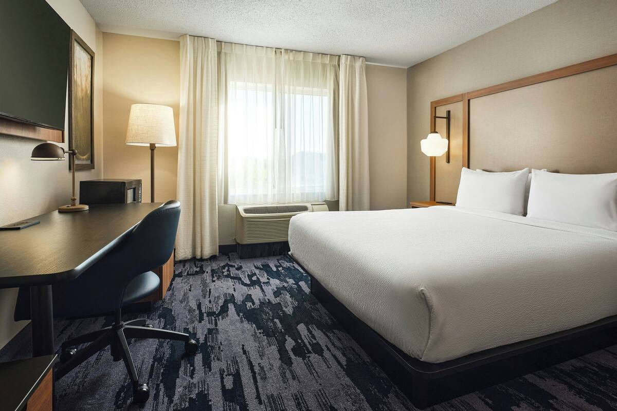 Premium bedding, in-room safe, desk, iron/ironing board