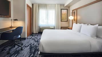 Studio, 1 King Bed with Sofa bed | Premium bedding, in-room safe, desk, iron/ironing board