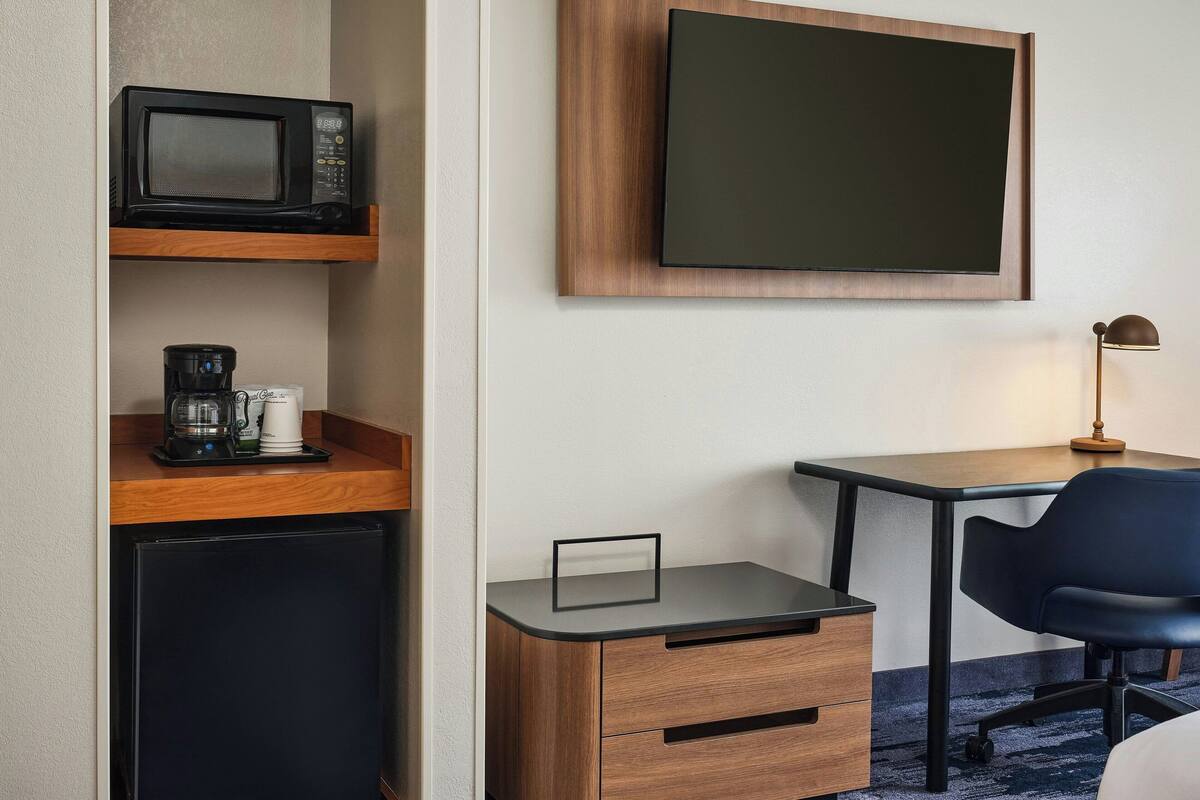 Premium bedding, in-room safe, desk, iron/ironing board