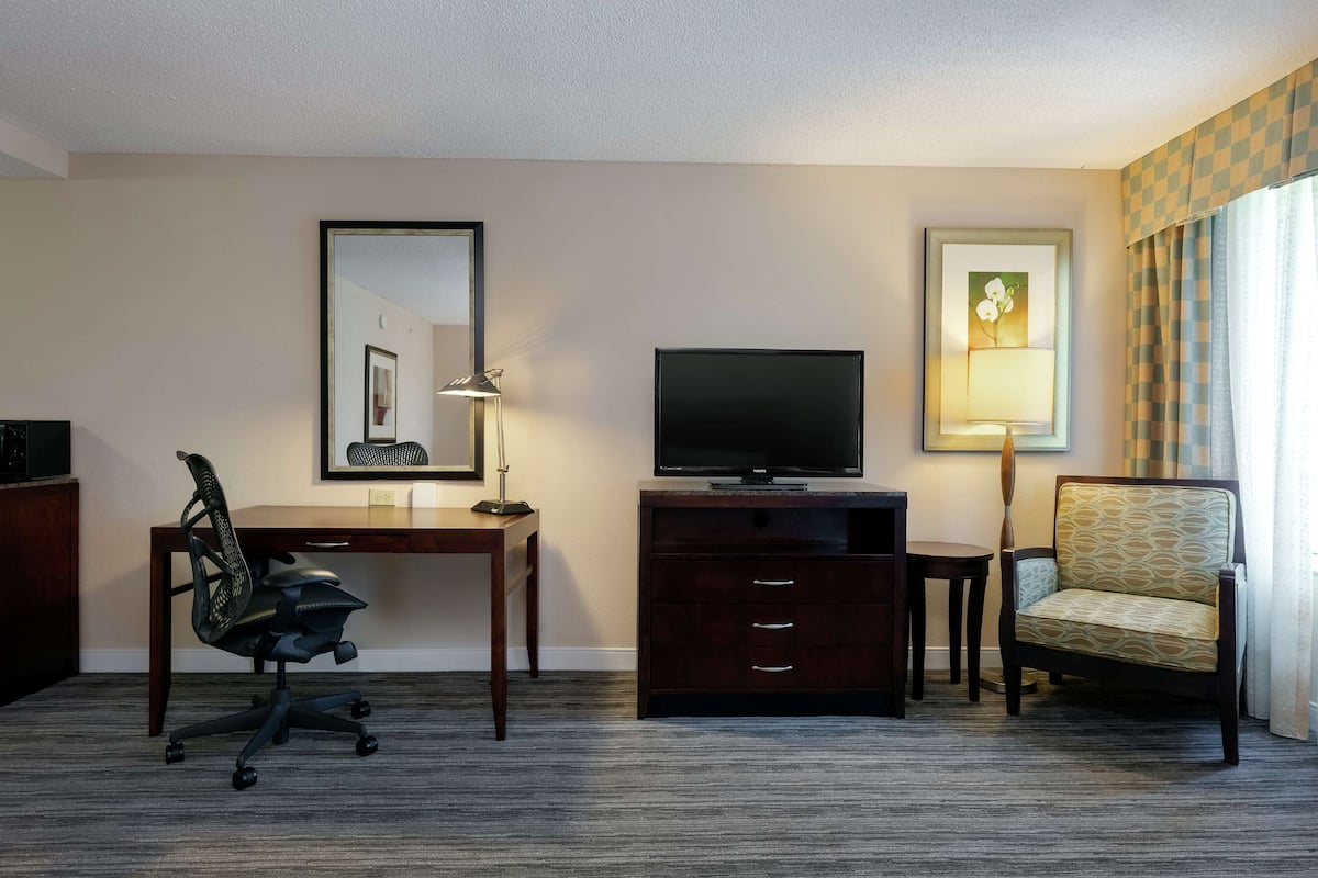 Luxe beddengoed, donzen dekbedden, een bureau, een laptopwerkplek