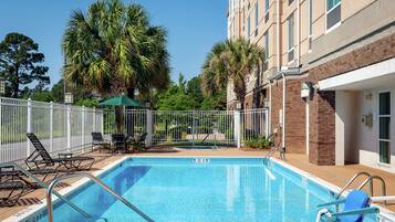 Kolam renang outdoor, dengan kursi berjemur