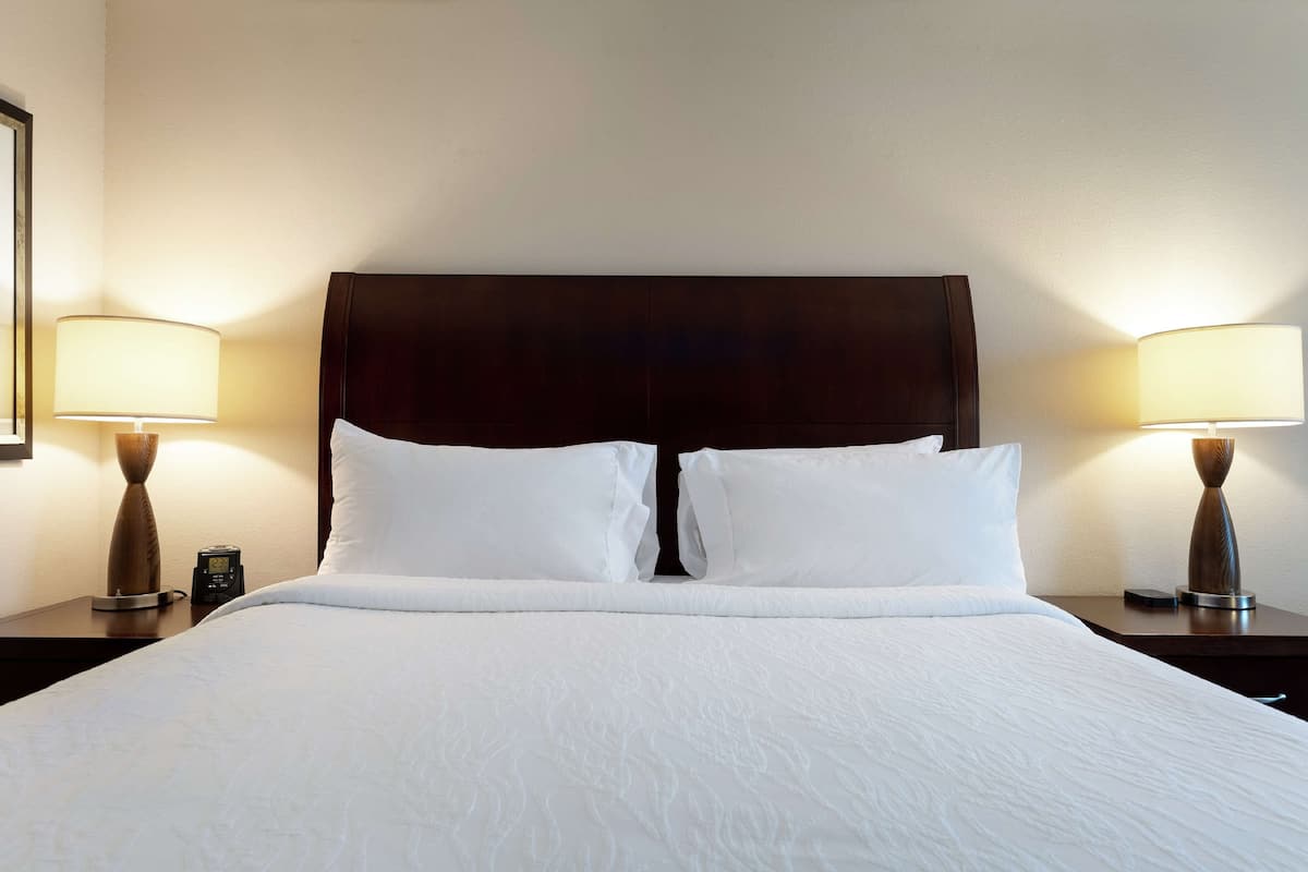 Luxe beddengoed, donzen dekbedden, een bureau, een laptopwerkplek