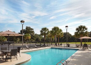 Outdoor pool, sun loungers - Hilton Garden Inn Beaufort (Beaufort)
