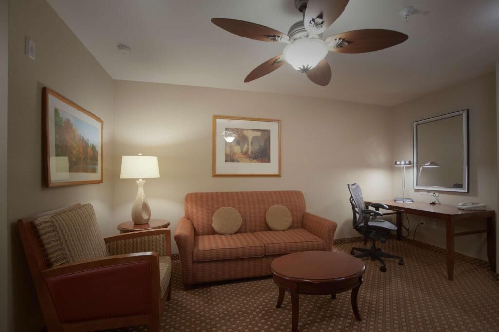 Living area | 32-inch flat-screen TV with digital channels, Netflix