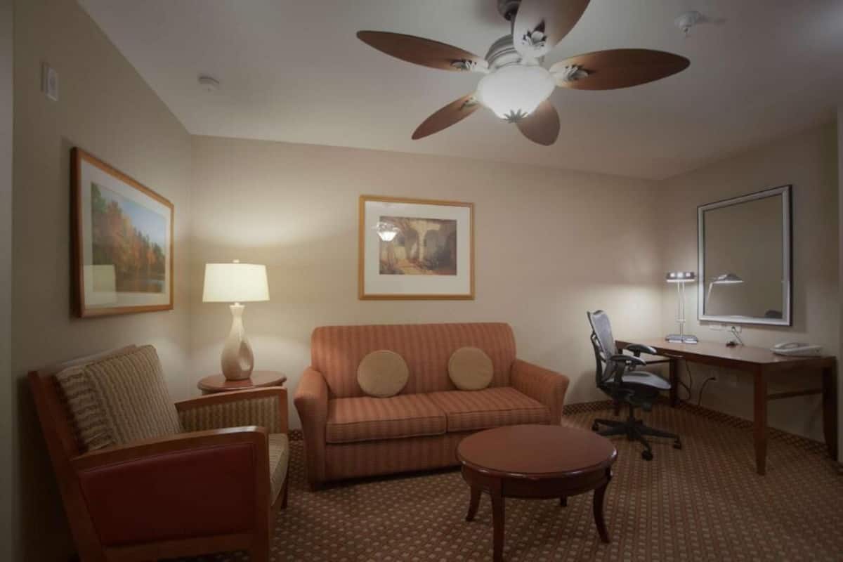 Living area | 32-inch flat-screen TV with digital channels, Netflix
