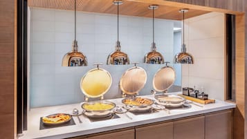 Daily cooked-to-order breakfast (USD 17.00 per person)