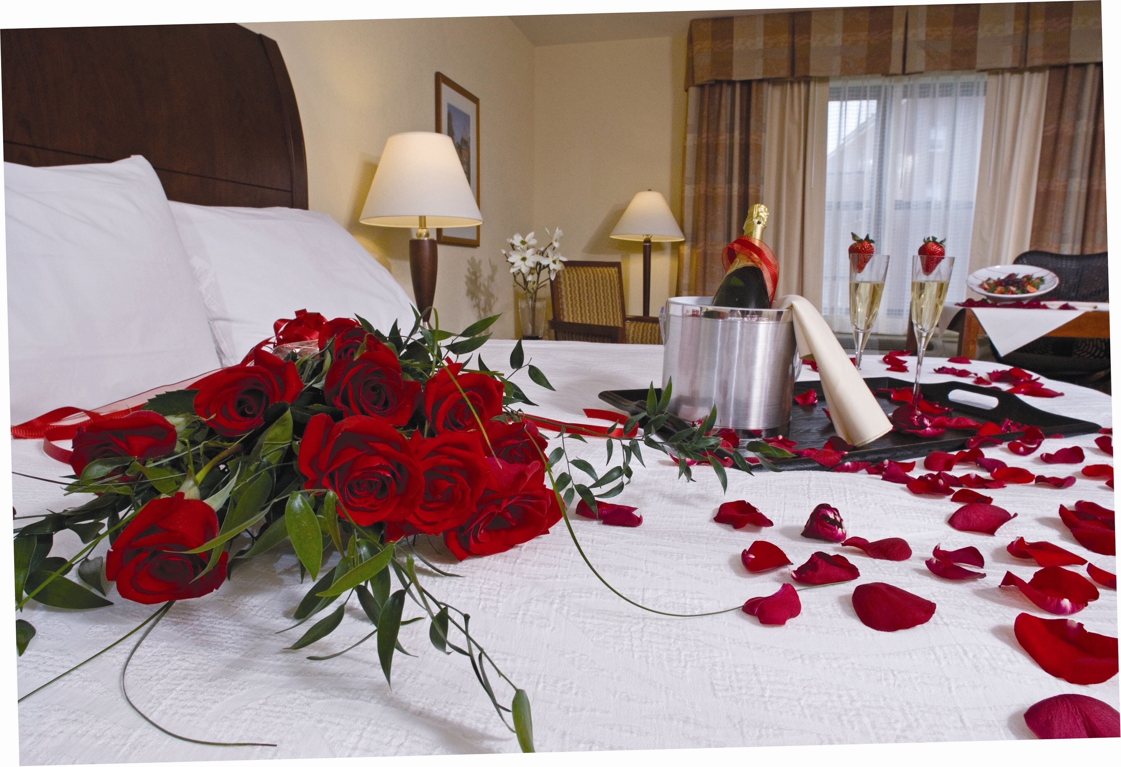 room, 1 king bed | in-room dining