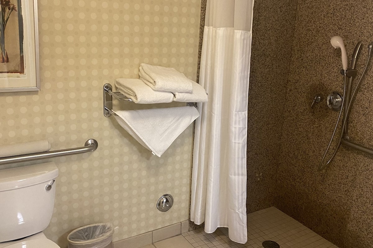 Amenidades de baño gratuitas, secadora de cabello, toallas, jabón